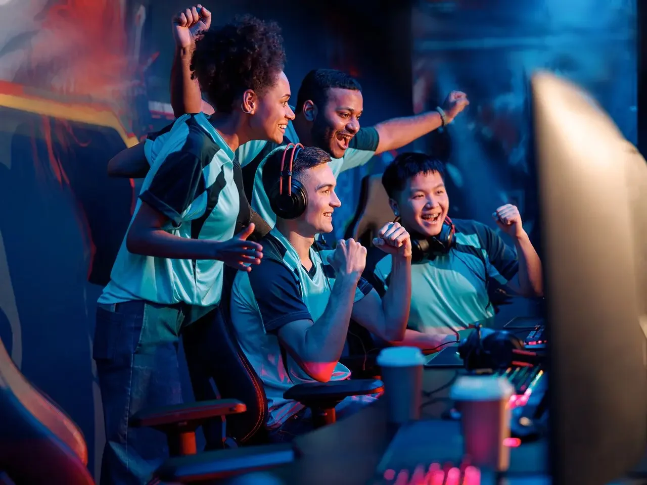E-sporthold jubler foran computerskærm